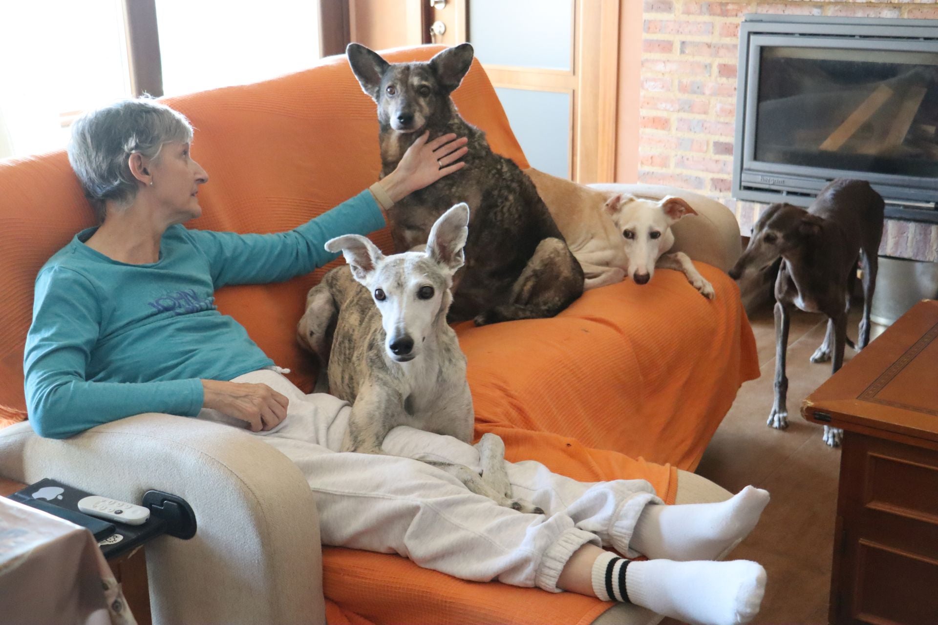Carmen Caríssimo junto a algunos de sus perros.