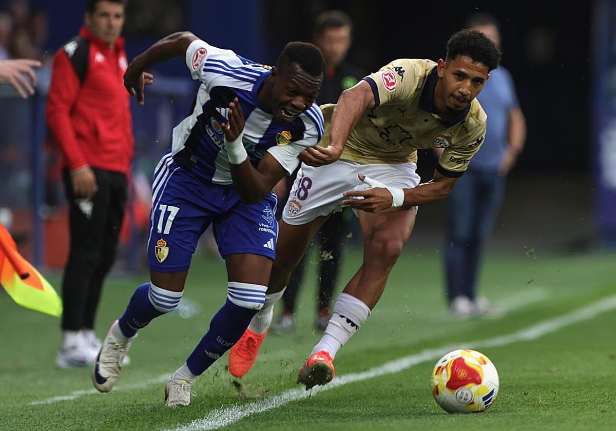 Keita pugna por un balón con el visitante Julio Martínez.