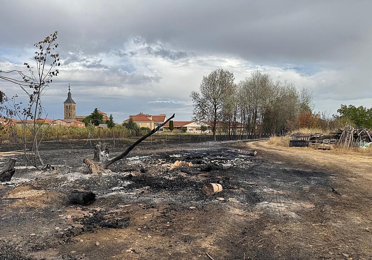 Las llamas quedaron a pocos metros del pueblo.