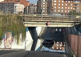 Vehículo atrapado tras entrarle el agua en el motor.