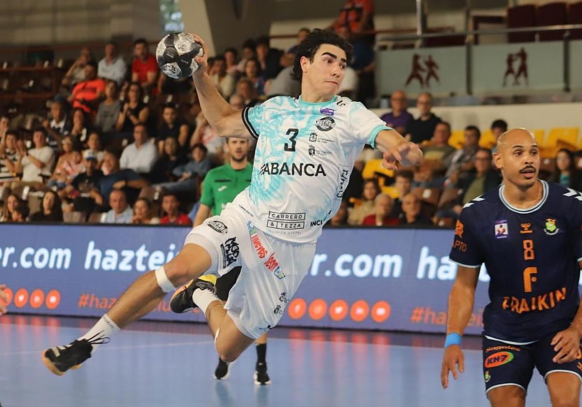 Javi Miñambres lanza a portería.