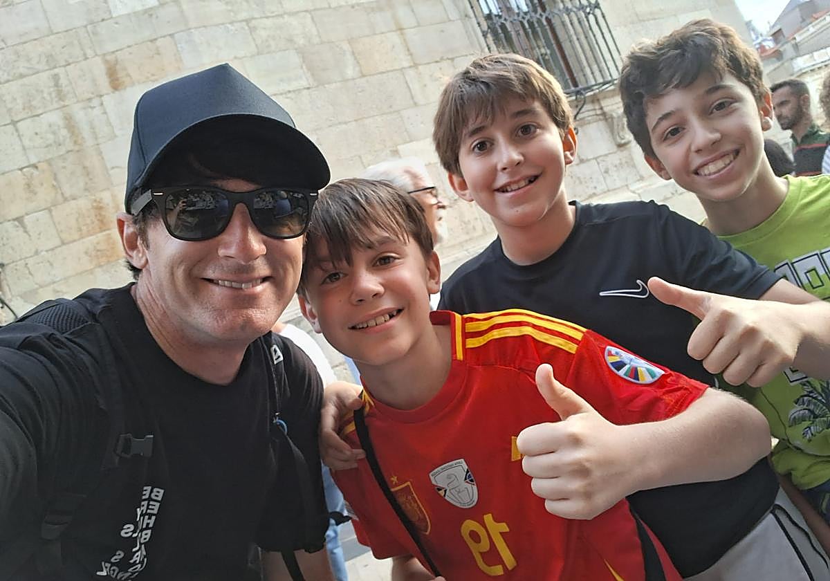 Dos jóvenes se fotografían con el streamer.