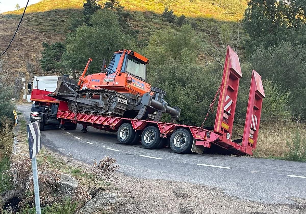 El camión atascado en la cuneta.