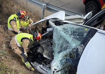 Los bomberos tienen que liberar a un herido en un accidente vial en Vegas del Condado