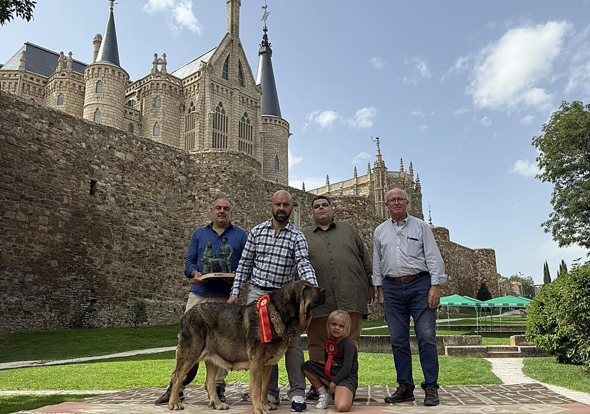 El alcalde de Astorga, Jose Luis Nieto hace entrega del premio al mejor ejemplar de esta edición