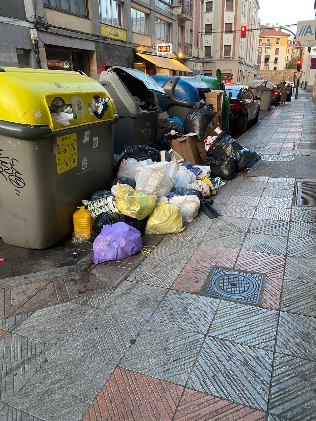 Imagen de los contenedores desbordados en la calle Arquitecto Torbado.