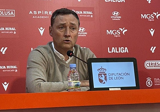 Raúl Llona, entrenador de la Cultural, en la rueda de prensa de despedida.