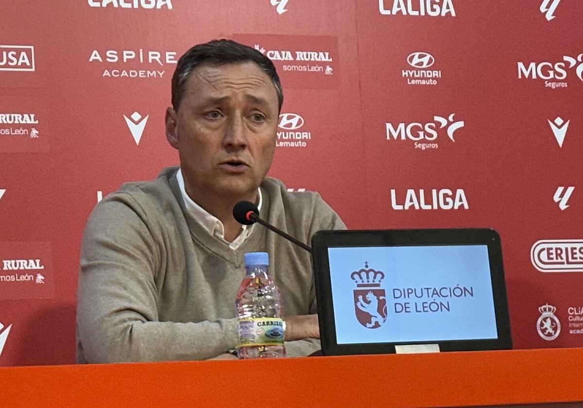 Raúl Llona, entrenador de la Cultural, en la rueda de prensa de despedida.