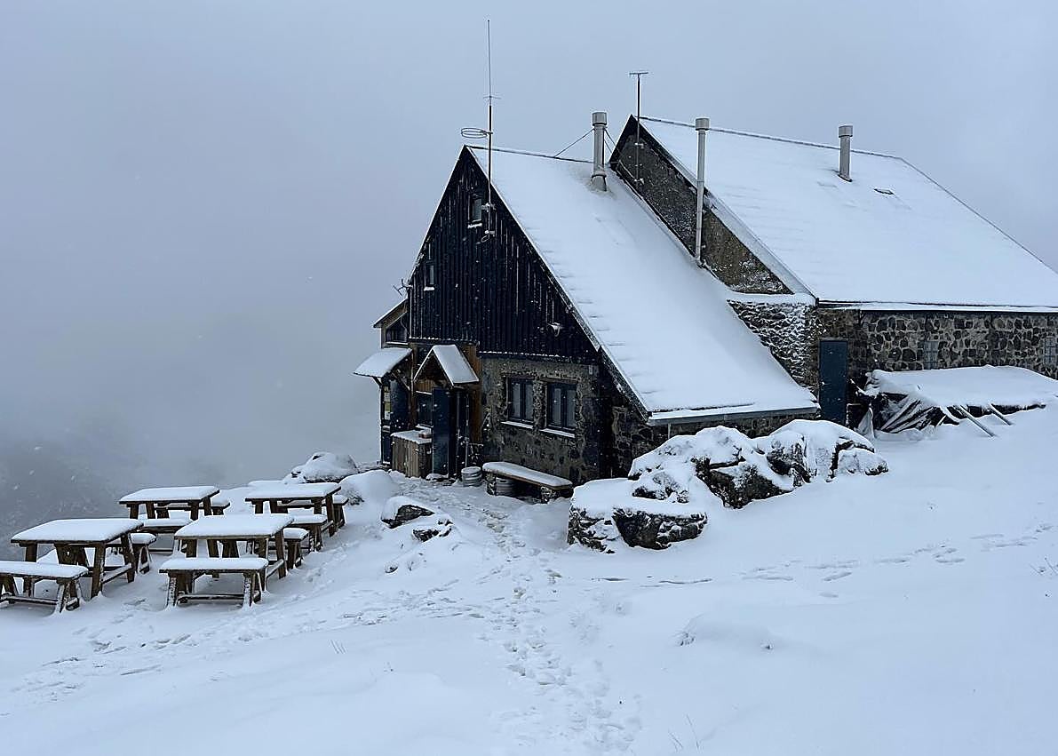 Imagen secundaria 1 - La impresionante imagen de la primera nevada de la temporada en León