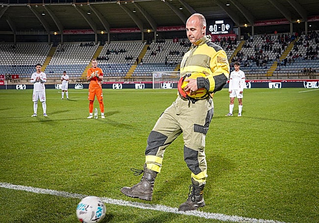 Saque de honor de un miembro de las BRIF