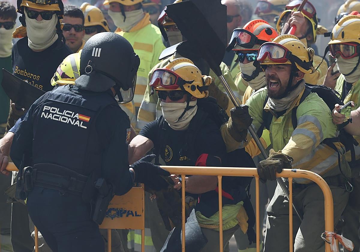 Manifestación a las puertas de Las Cortes para exigir la equiparación laboral de los bomberos forestales y la profesionalización del colectivo.