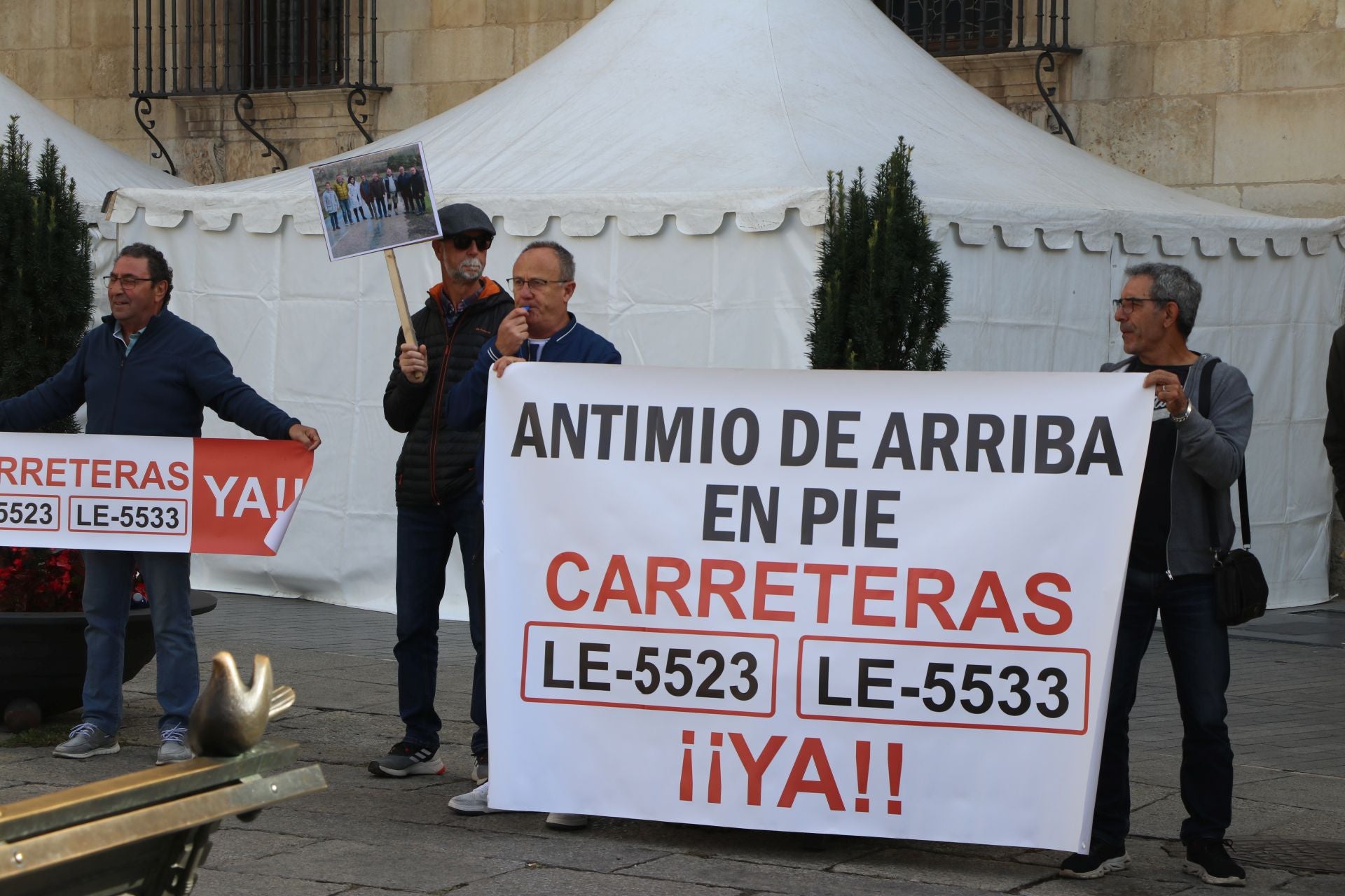 Las imágenes de la protesta de los vecinos de Antimio