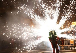 Un 'correfoc' recorre las calles de Valencia.