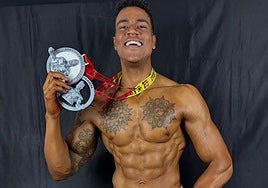 David Caballero celebra su segundo puesto en su primera prueba amateur.