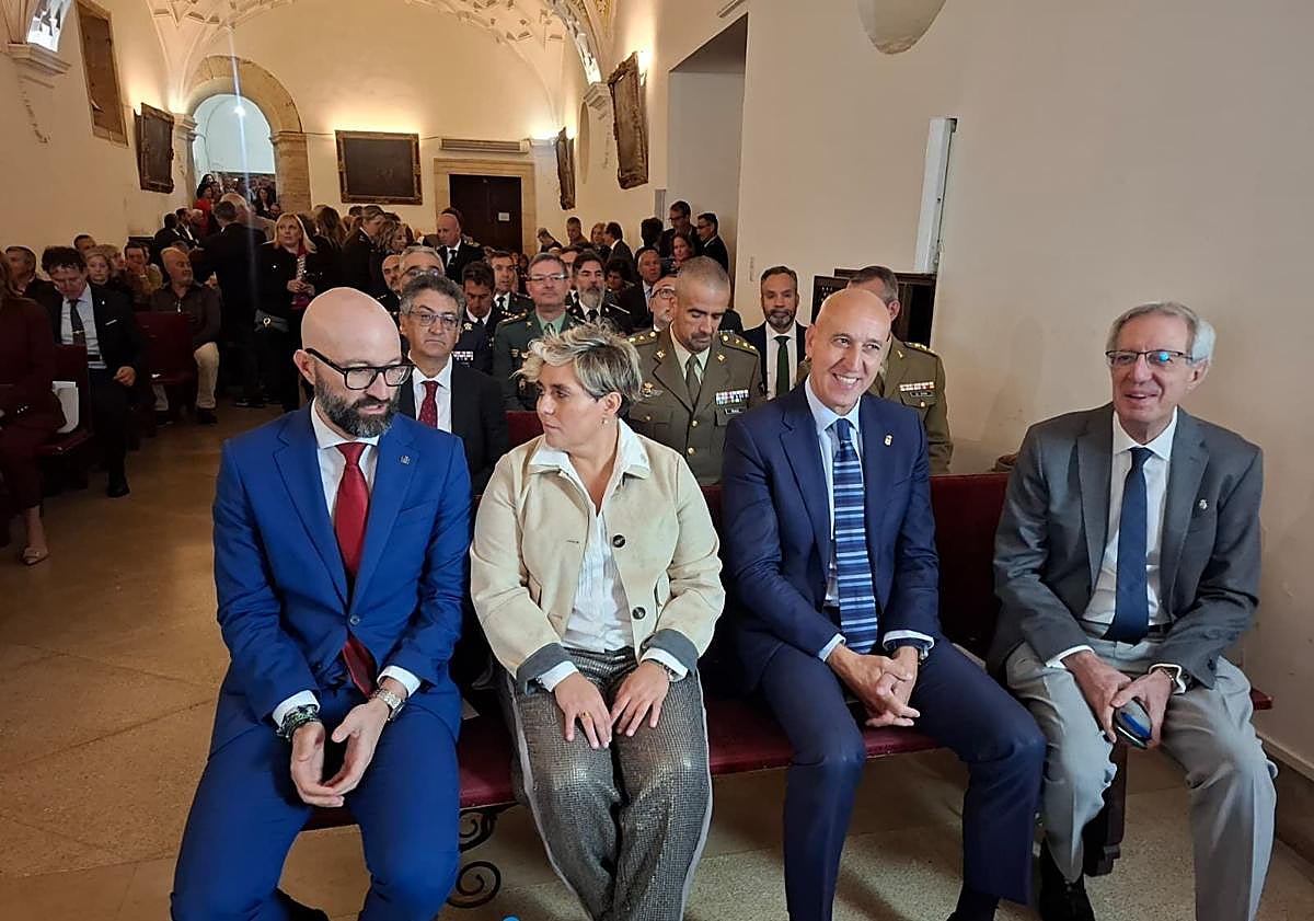 Imagen principal - León reconoce a dos guardias civiles que frustraron un intento de fuga