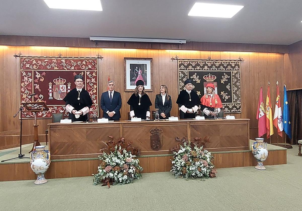 Imagen principal - Último curso sin Medicina, 10.500 universitarios y 12 grupos de investigación sobre los incendios