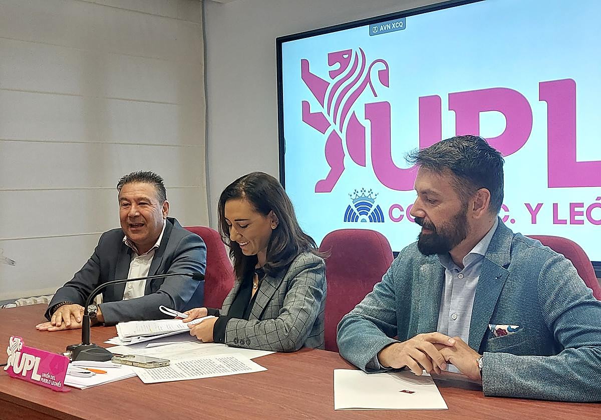 Luis Mariano Santos, Alicia Gallego y José Ramón García en rueda de prensa.