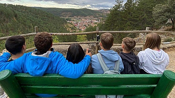 Cistierna muestra su riqueza cultural, histórica y natural a estudiantes eslovenos de Erasmus+