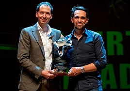 Alberto Contador recibe el premio FID 2025 de manos del director del foro, Francisco del Río.