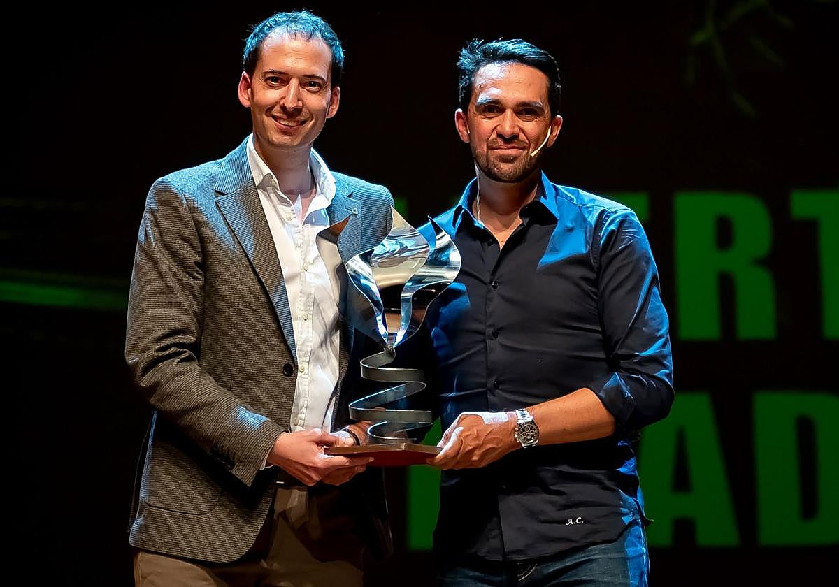 Alberto Contador recibe el premio FID 2025 de manos del director del foro, Francisco del Río.