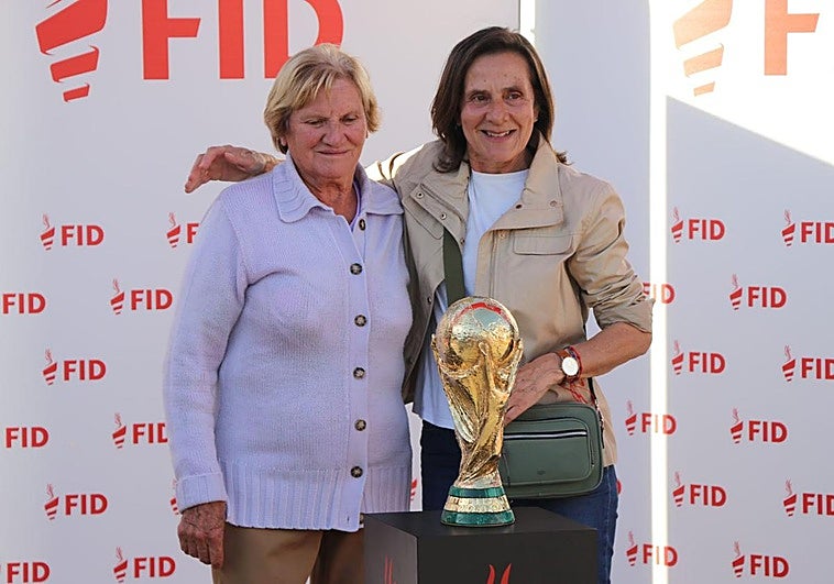 Algunas de las personas que se fotografiaron con la Copa.