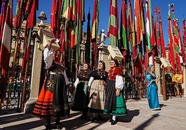 Leonesas se retratan con los pendones en la Catedral en unas fiestas de San Froilán.