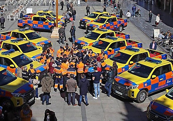 Imagen de archivo del consejero de Medio Ambiente, Vivienda y Ordenación del Territorio, Juan Carlos Suárez-Quiñones, en la presentación de los vehículos de Protección Civil de la provincia de León.