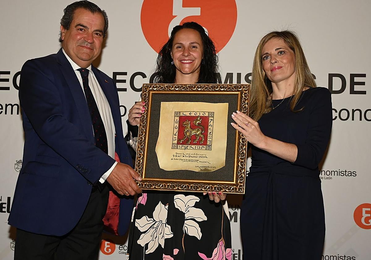 El XI Premio Leonés en el Extranjero, organizado por el Colegio de Economistas de León y la Fundación Monteleón, fue entregado a la bióloga leonesa Pilar de la Puente García por su destacado trabajo en investigación contra el cáncer, su labor como profesora en la Universidad de Dakota del Sur y su emprendimiento en el sector biotecnológico.