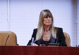 Fotografía de archivo fechada el 13 de noviembre de 2024, de Begoña Gómez, esposa del presidente del gobierno Pedro Sánchez, ante la comisión de investigación sobre su cátedra en la Asamblea de Madrid.