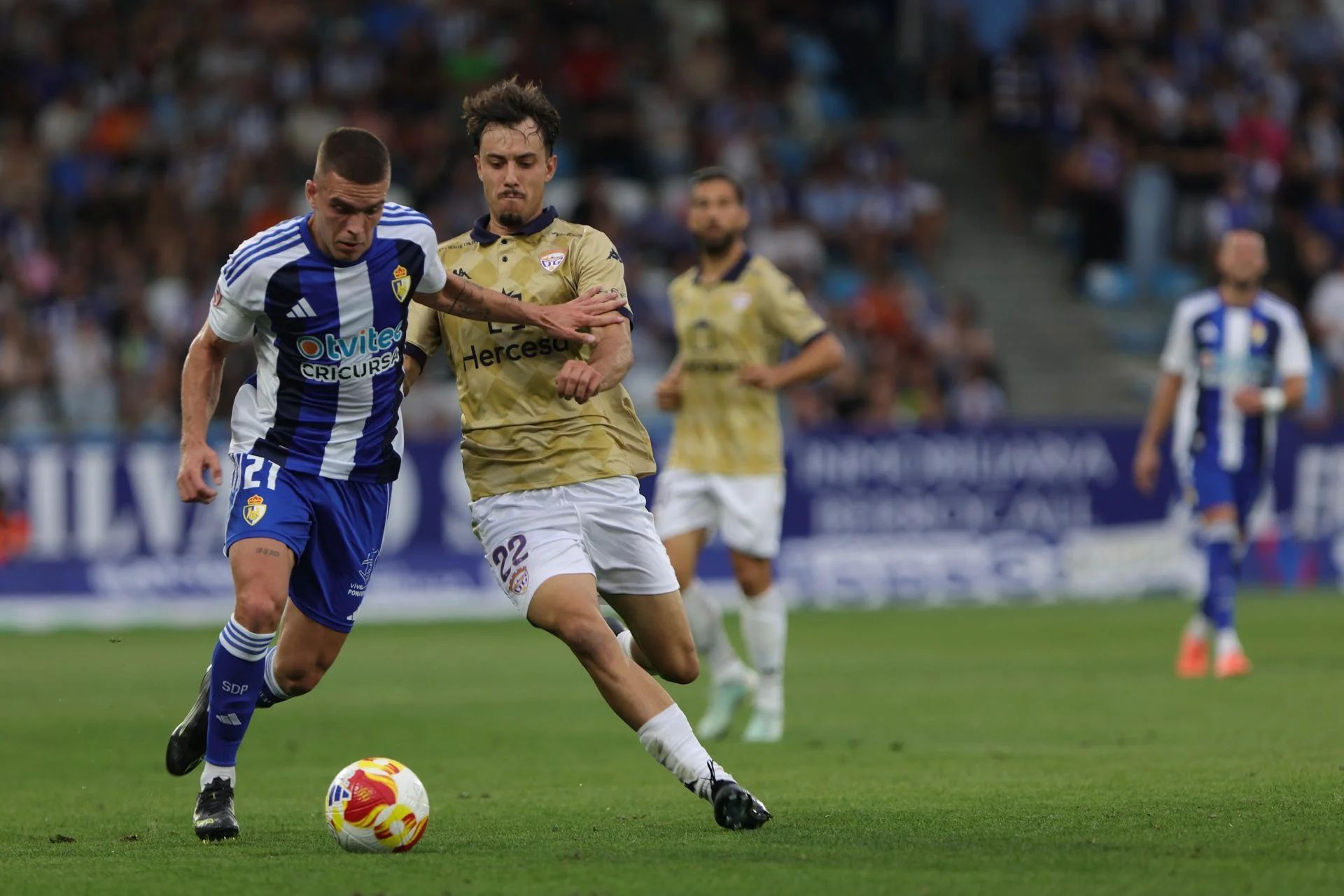 Acción del duelo entre la deportiva y el Guadalajara.