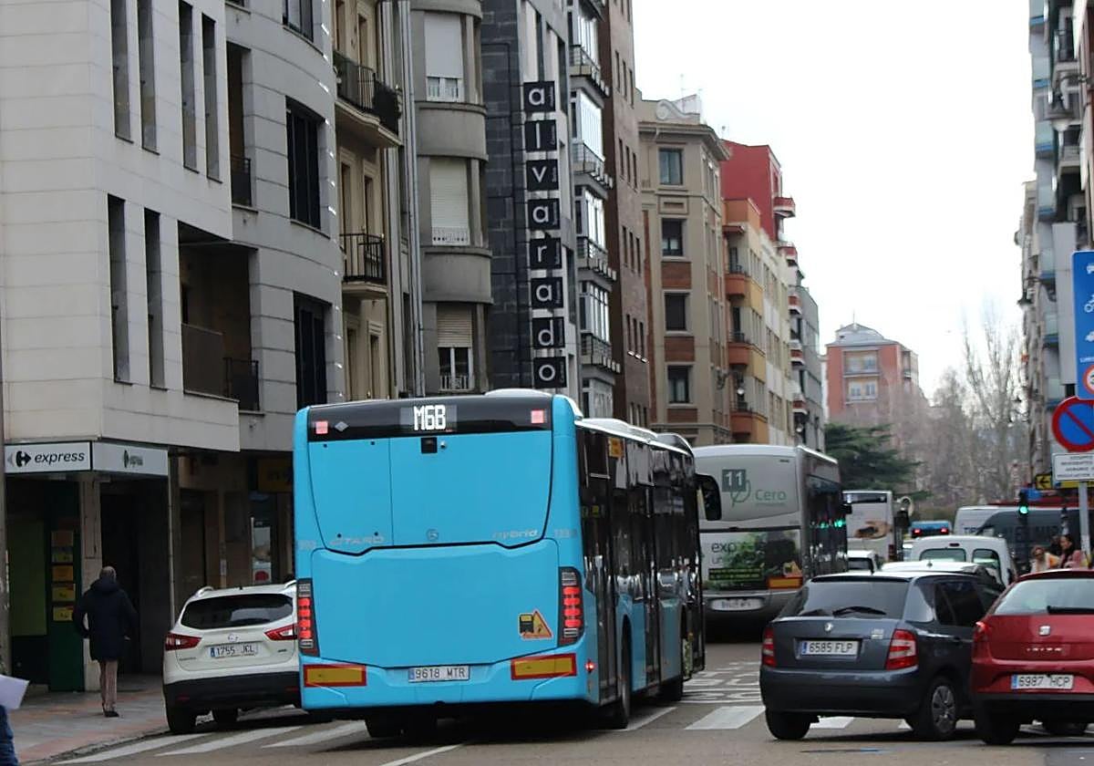Un autobús metropolitano, por el centro de León.