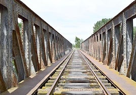 Puente del ferrocarril sobre el Río Órbigo, en la infraestructura ferroviaria de la Ruta de la Plata.