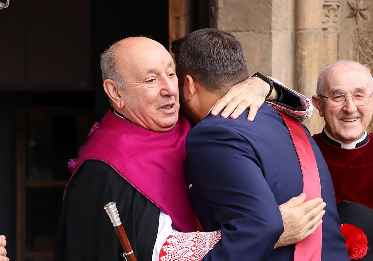 Imagen principal - Ni la imagen de Fray Escoba ayudó a limpiar los roces del Foro u Oferta