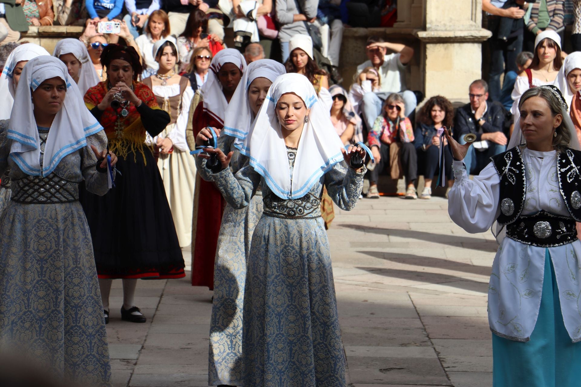 Las imágenes de la ceremoria de las Cantaderas y el acto del Foro u oferta