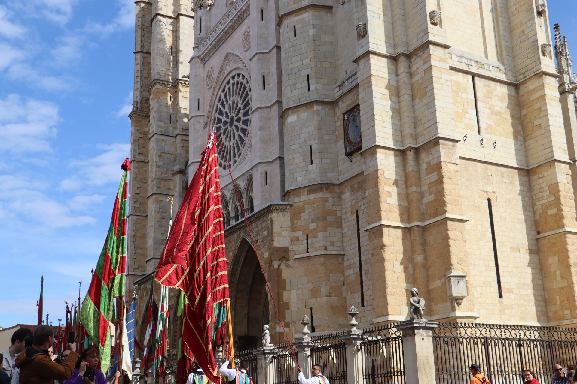 Las mejores imágenes del desfile de pendones por León