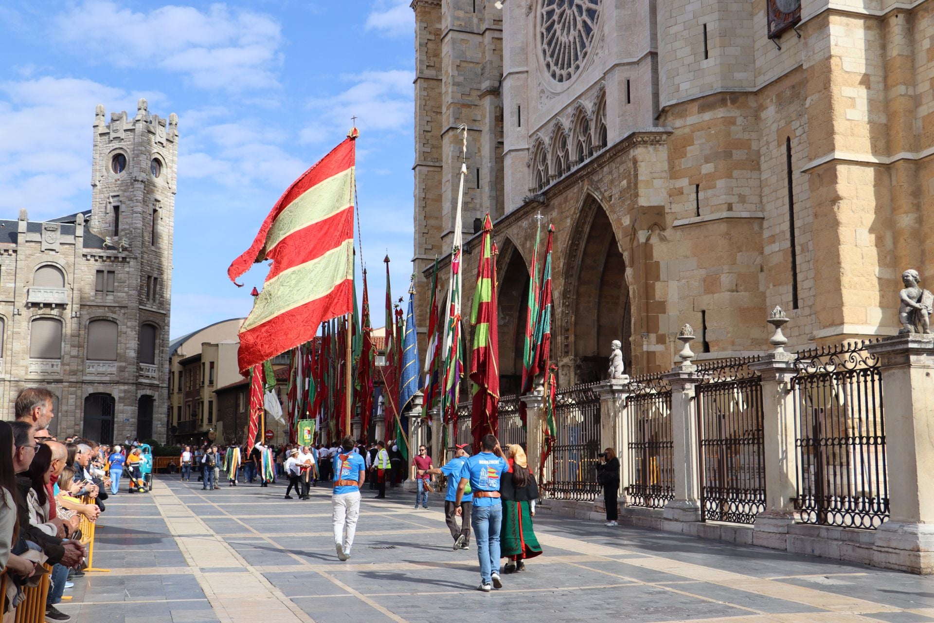 Las mejores imágenes del desfile de pendones por León