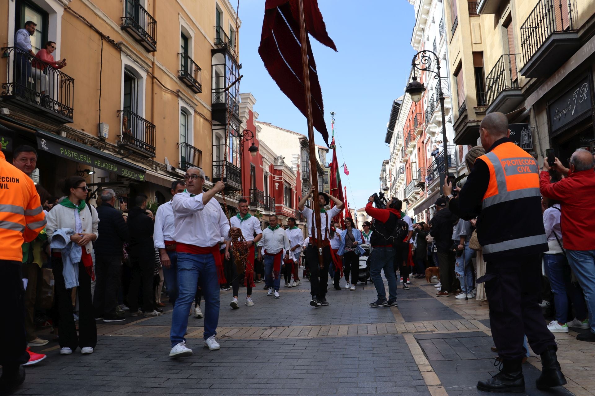 Las mejores imágenes del desfile de pendones por León