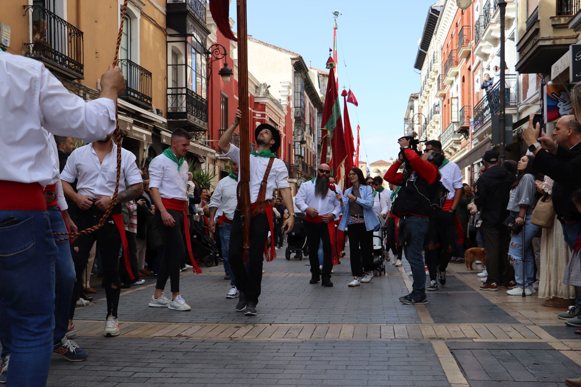 Las mejores imágenes del desfile de pendones por León