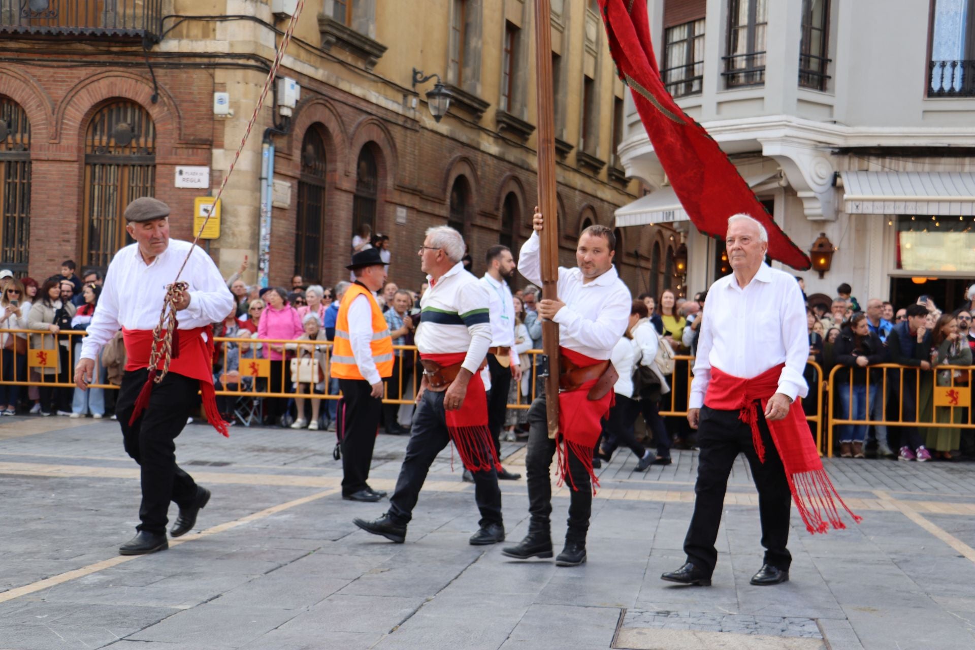 Las mejores imágenes del desfile de pendones por León