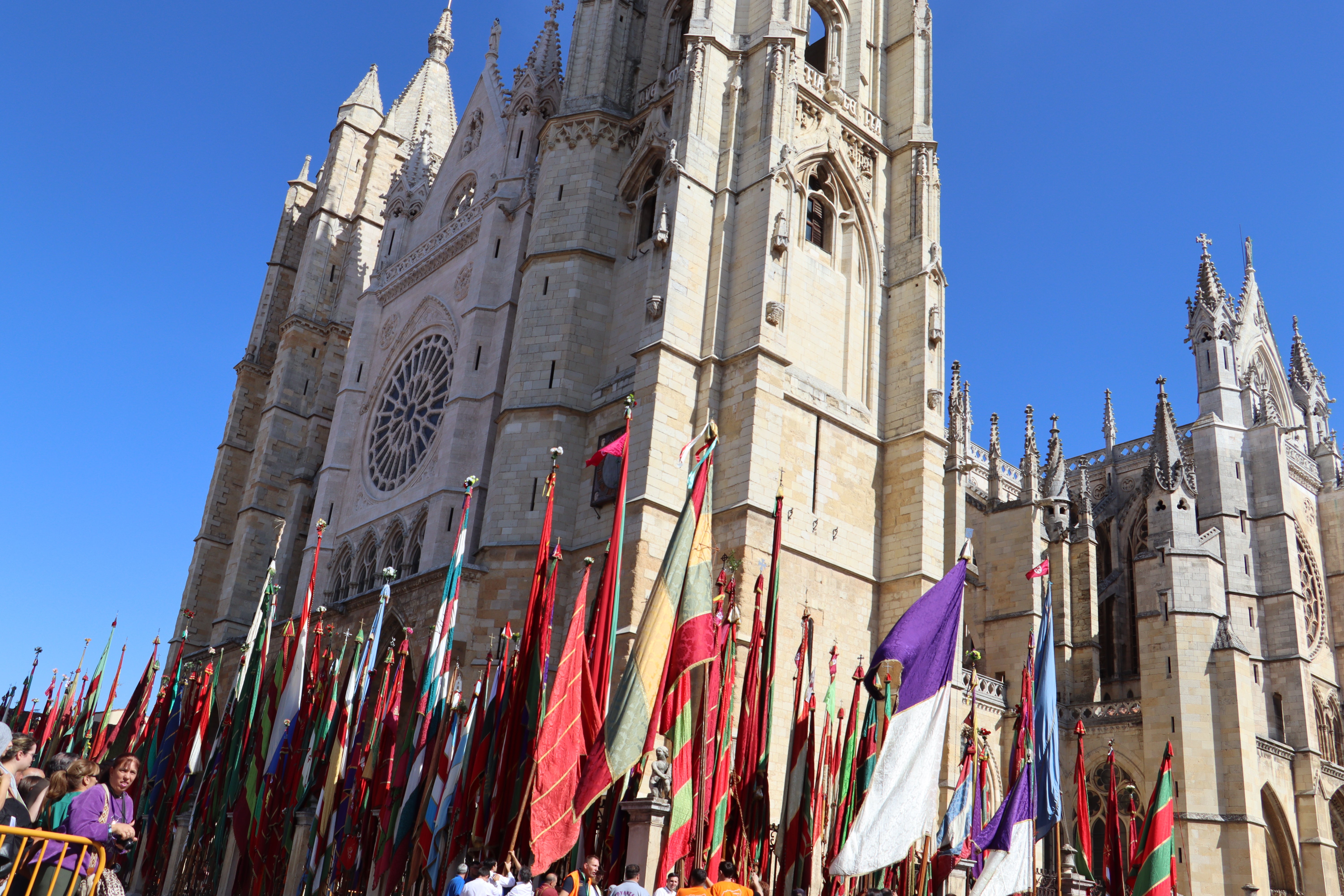 Las mejores imágenes del desfile de pendones por León
