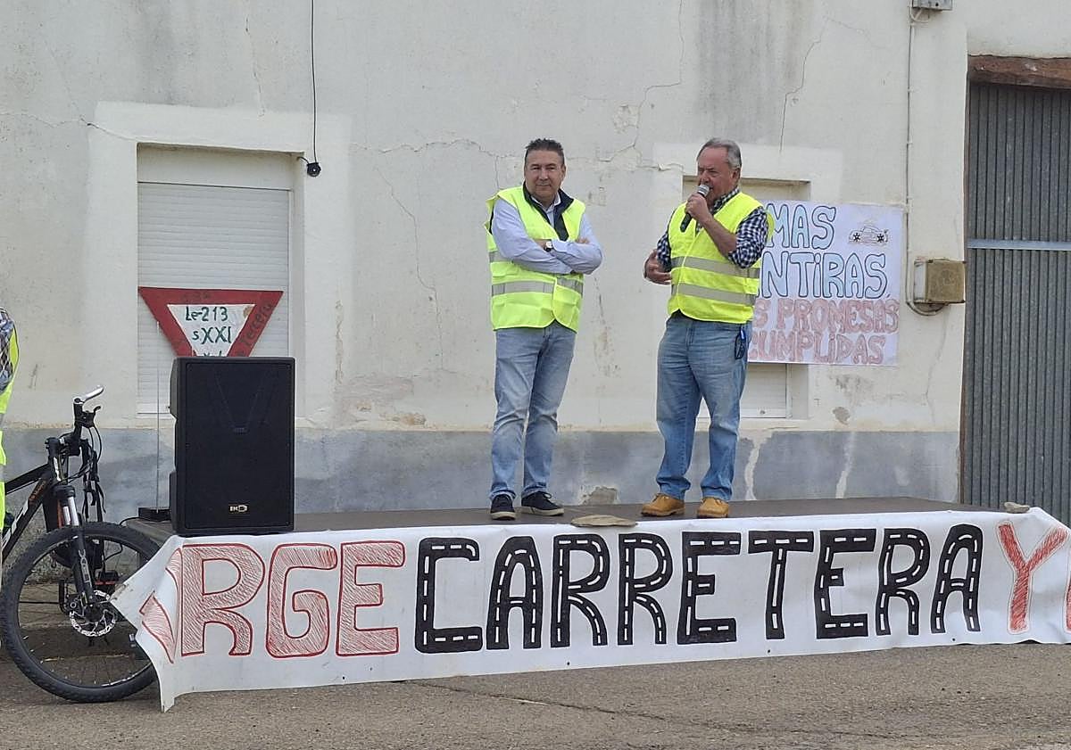 Imagen principal - Vecinos de Gradefes se manifiestan para reclamar a la Junta el arreglo de la carretera LE-213