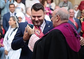 Mario González regala una calculadora a Jon Ander Fernández.