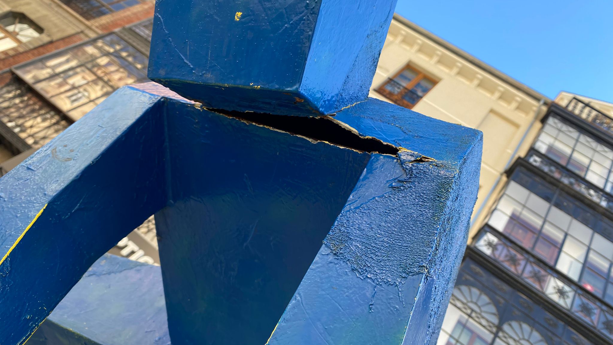 Las imágenes de la escultura vandalizada en León