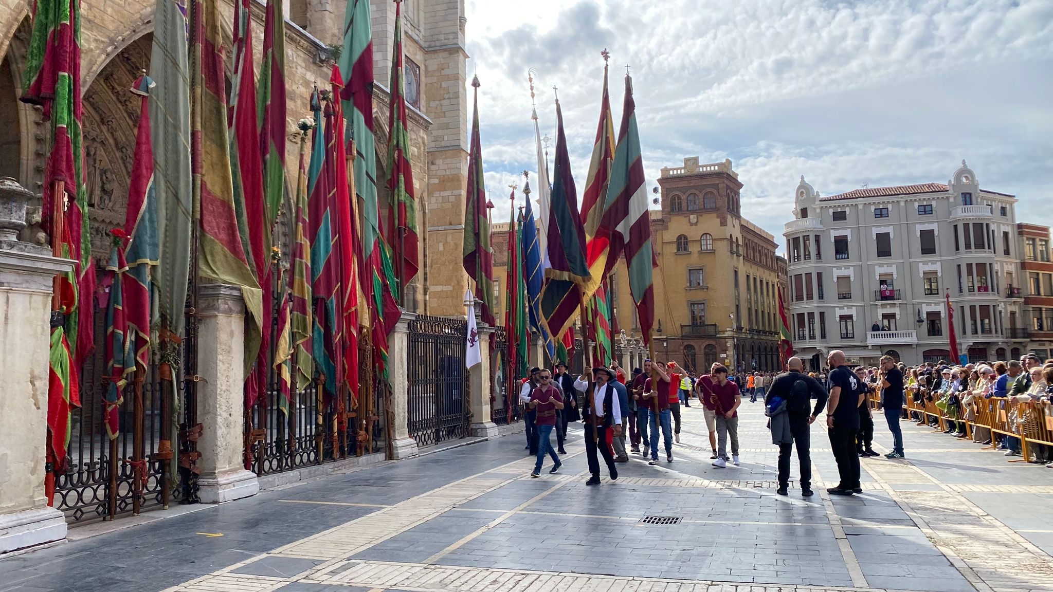 Las mejores imágenes del desfile de pendones por León