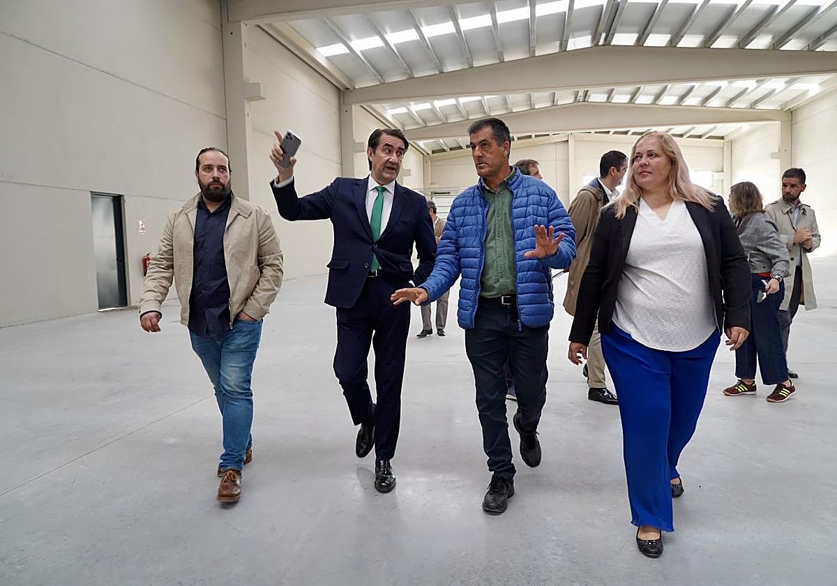 El consejero de Medio Ambiente, Vivienda y Ordenación del Territorio, Juan Carlos Suárez-Quiñones, visita las naves logísticas promovidas por la Junta en el polígono de Villadangos del Páramo.