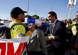 Concentración de operarios forestales durante la visita del consejero de Medio Ambiente a Villadangos del Páramo.