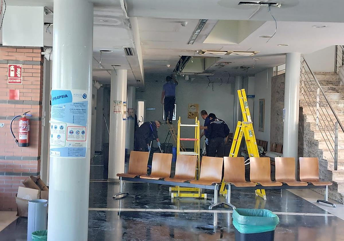 Operarios trabajan en la parte baja del centro.