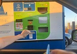 Un usuario paga el peaje de León a Asturias.