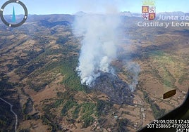 Vista del incendio desde un helicóptero de extinción.