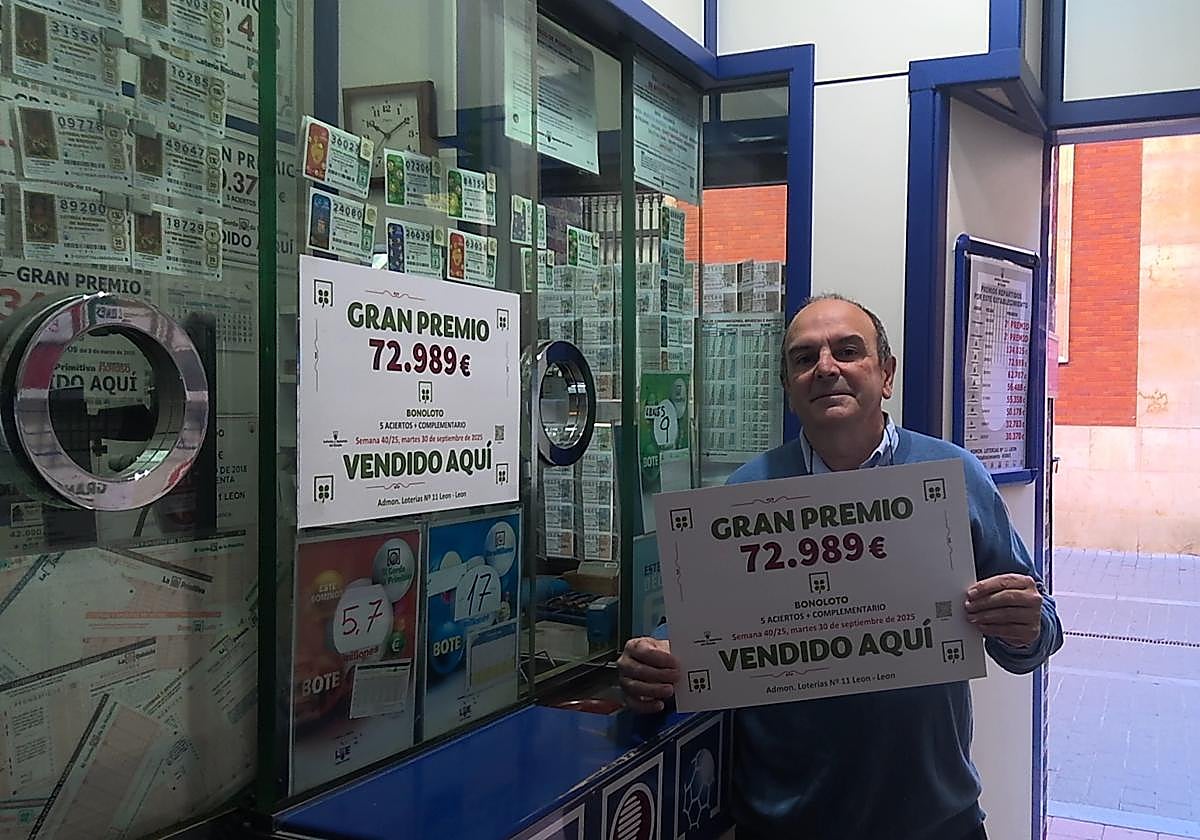 Imagen del lotero con el cartel del premio.